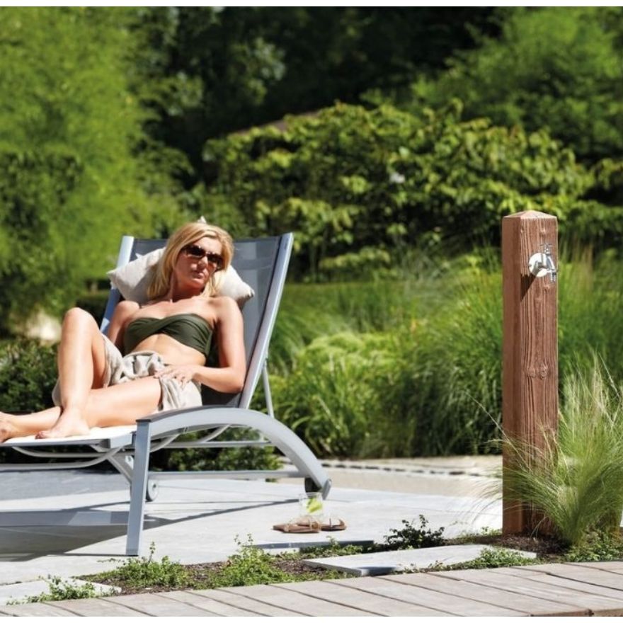 Fuente de agua para jardín con aspecto de madera natural y grifo de latón