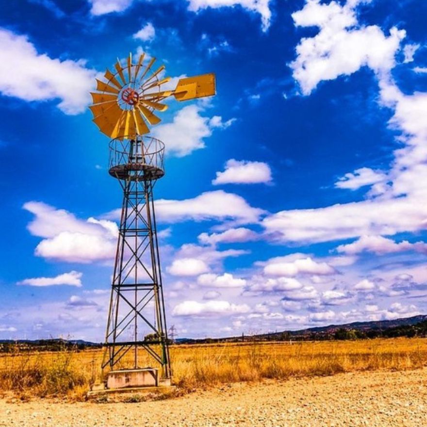 Molino de viento para sacar agua de un pozo en una finca